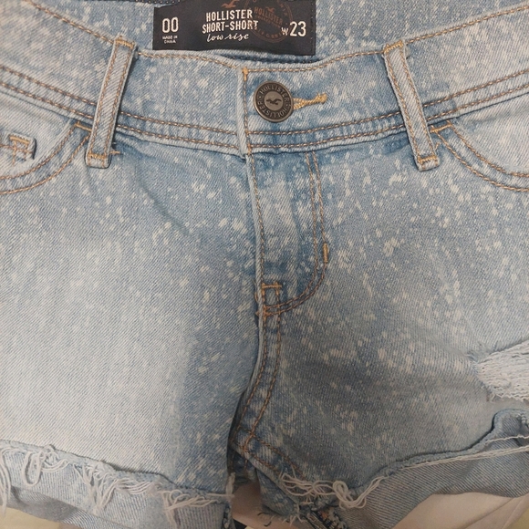 Hollister Low Rise Distressed Jean Short - Size 00 w23 - white spots print - Picture 9 of 10